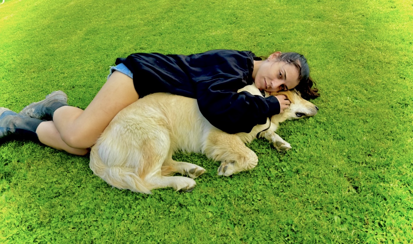 Yuliia e Bella distese sul prato