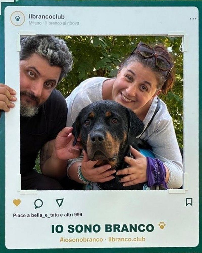 Una coppia col suo rottweiler nella cornice «Io sono Branco»