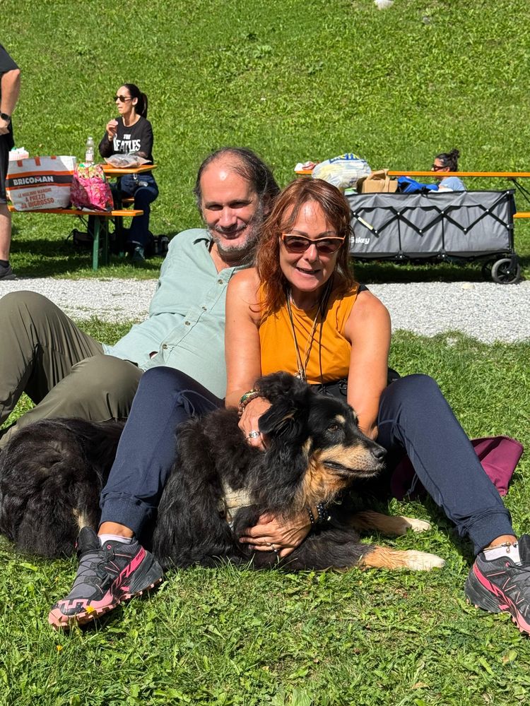 Una coppia sull'erba col proprio cane