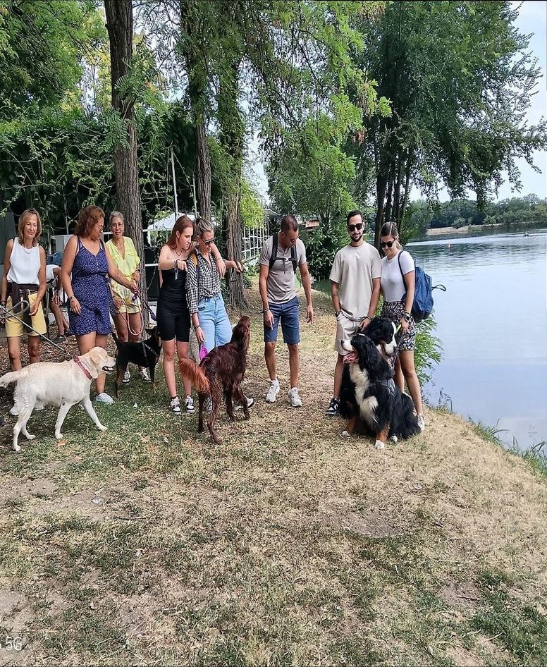 La foto di gruppo sulla riva del lago