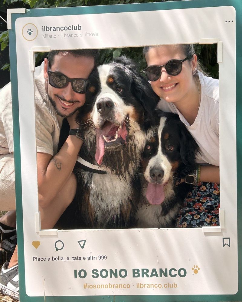 Due amici coi loro bovari nella cornice «Io sono Branco»