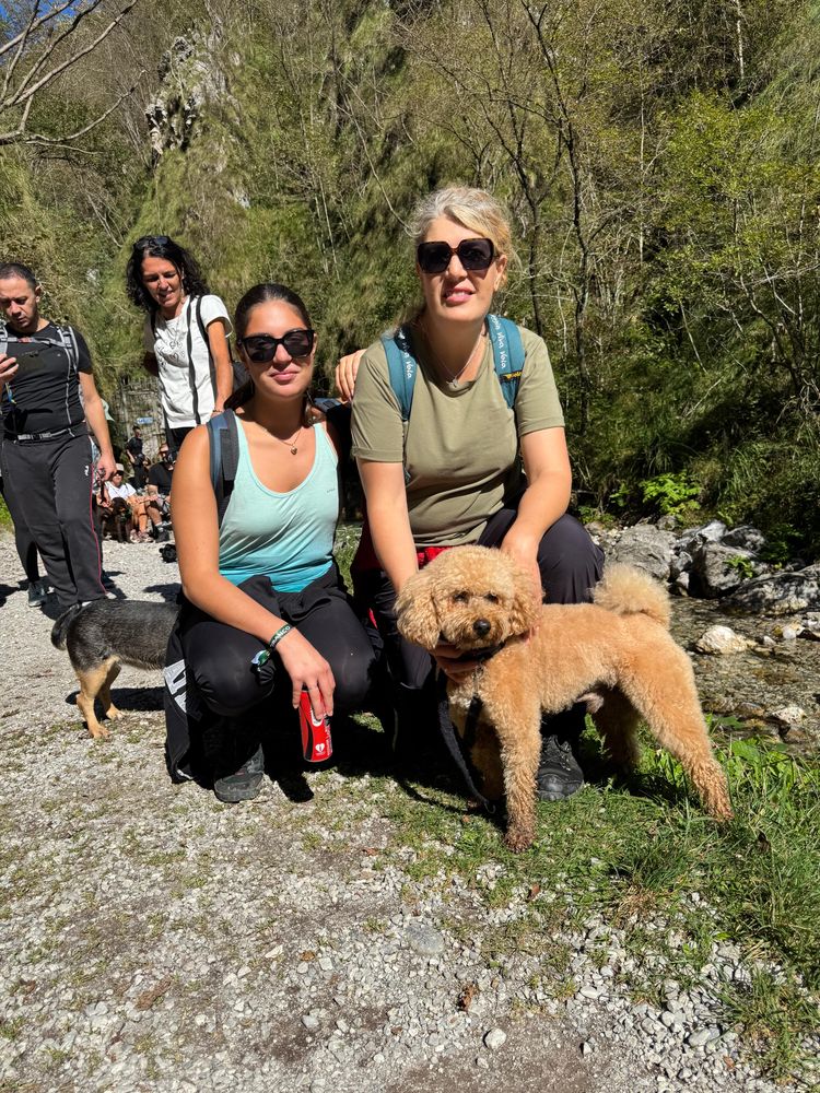 Due amiche col loro cane lungo il sentiero