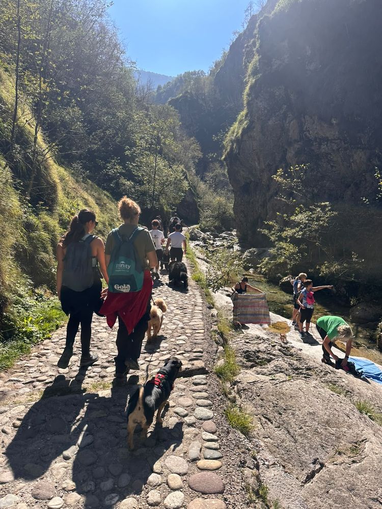 Il gruppo cammina dentro la gola, fra le pareti di roccia