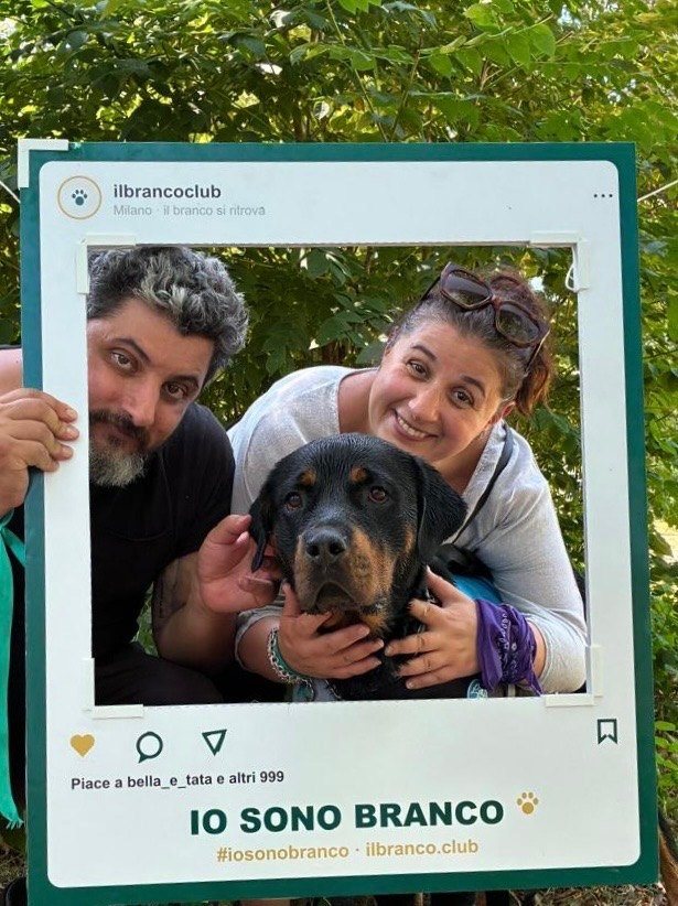 Due del Branco con il loro cane nella cornice IO SONO BRANCO
